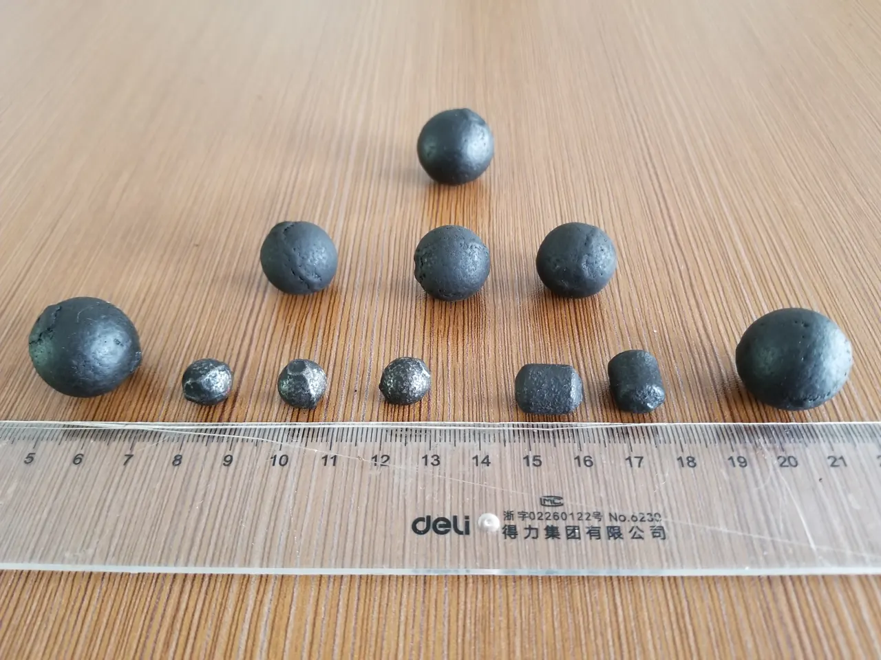Small grinding media in several sizes