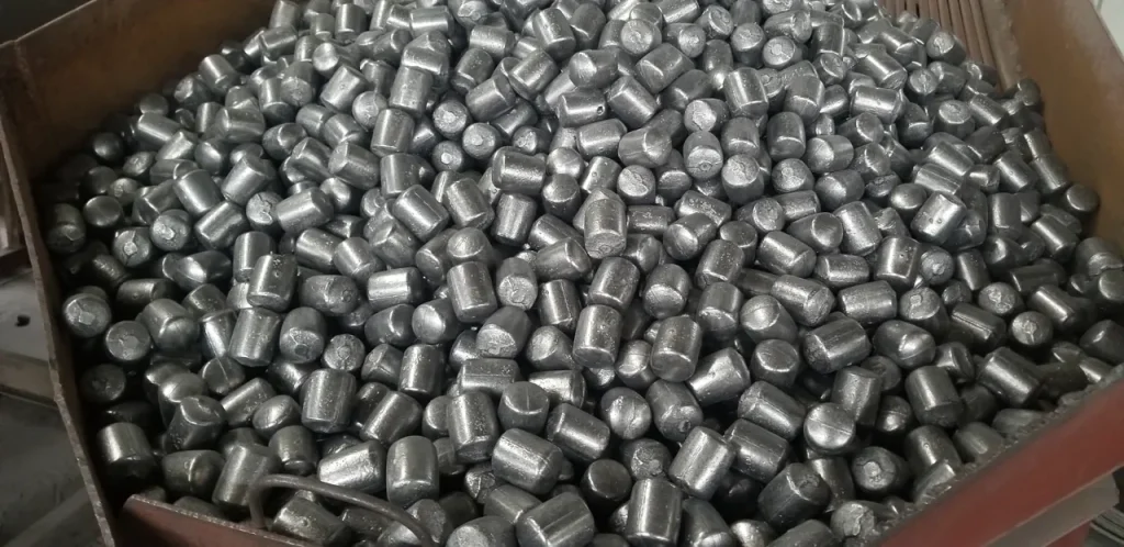 Cast grinding cylpebs with cylindrical profiles
