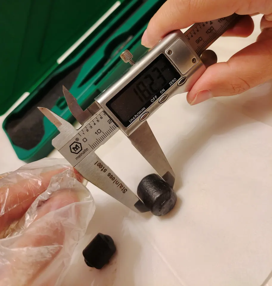 Visual and dimensional inspection of grinding media