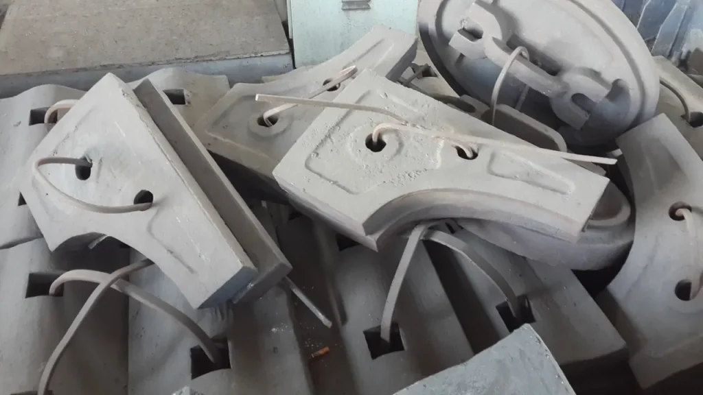 Mill liner components with different profiles