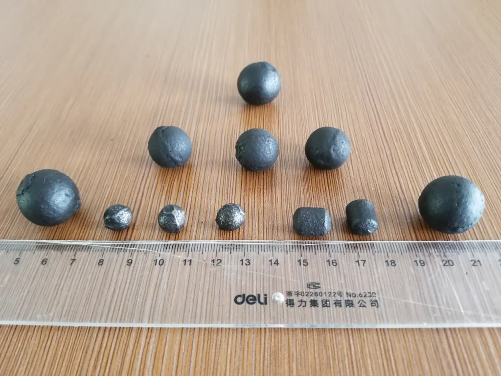 Small grinding media in several sizes