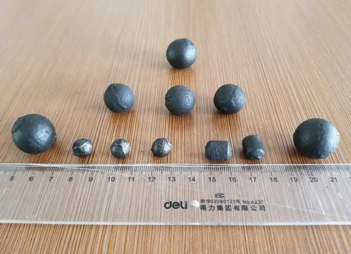 Small grinding media in several sizes