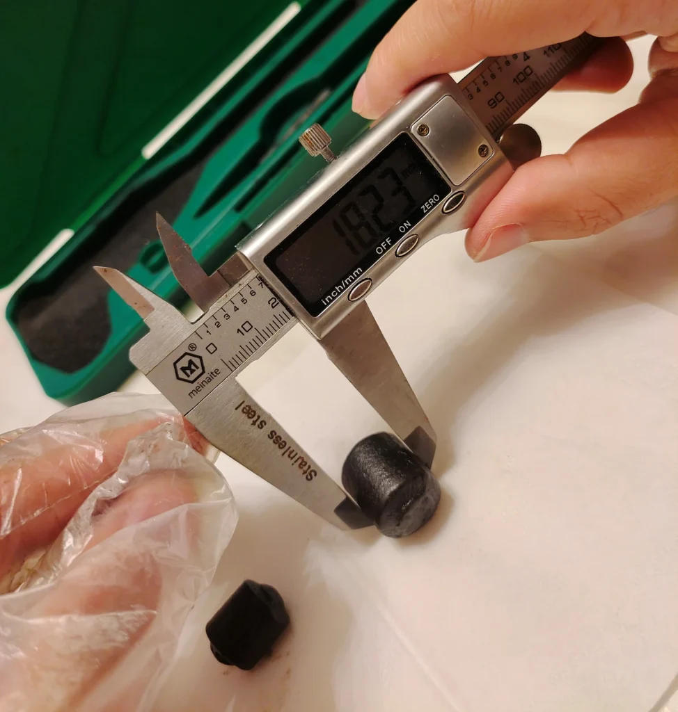 Caliper measurement of a grinding media sample